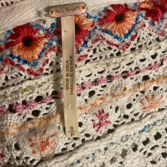 Free People - White Siesta Fiesta Colorful Embroidered Crochet V Neck Top Size S - Picture 11 of 13